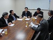 為「臺馬之星」靠泊基隆港船席便利及避免等候入港靠泊下船,陳雪生4日與劉增應、張永江與航港局、台灣港務公司等相關單位在立院研商促請解決。(圖:立委陳雪生國會辦公室)
