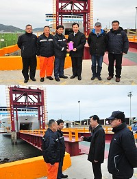 春節將至,縣長劉增應昨天上午前往福澳碼頭致贈「臺馬之星」及各家船運公司春節加菜金,慰勉船員在佳節連續假期堅守崗位,提供往來旅客便捷的海上交通。(圖/文:曹重偉)