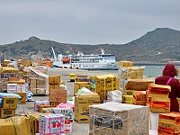 　「臺馬之星」、「新華輪」載運大批年節民生物資到東引，碼頭異常忙碌。（圖／文：陳其敏）