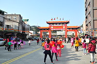 　105年春節團拜及遊藝活動明日將正式登場，昨日下午進行彩排，吸引不少軍民圍觀，也期使活動當天流程更加順暢。（圖／文：馮紹夫）