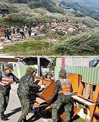 環保局及各鄉公所全力執行105年國家清潔週計畫,軍方也大力支援,協助民眾進行廢傢俱、床墊等大型一般廢棄物清運;據環保局統計,兩階段下來全縣共清運廢棄總量達115噸之多,成果豐碩。(圖/文:曹重偉)