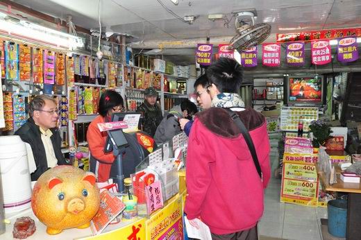 過年期間公益彩券買氣旺!刮刮樂最受軍民歡迎。(圖:馮紹夫)