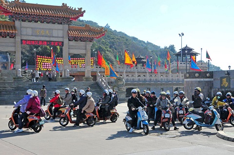 9日大年初二天公作美,南竿各旅遊景點都出現人潮,包括出外踏青走春的民眾及不少來馬自由行的背包客,有趣的是許多背包客都選擇了在台灣都還不是很普遍的電動機車來代步。(圖/文:曹重偉)