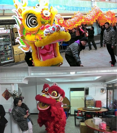 東指部龍獅隊8日大年初一下午起穿梭街道向鄉親拜年,並進入廳堂舞弄一番,家戶歡喜致贈紅包答禮。(圖/青葉餐廳提供)
