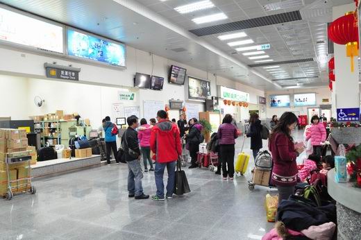 年初三搭機民眾明顯增加,往返台馬班機幾乎都是客滿。(圖:馮紹夫)