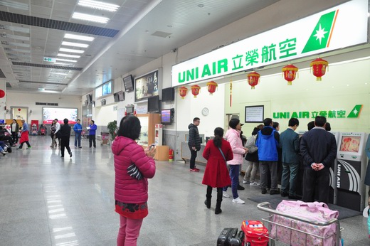 南竿機場12日上午一度因濃霧關場，機場有不少候補旅客。(圖/馮紹夫)