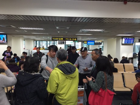 縣府交通局在松山機場提供小點心給久候班機乘客。(圖/交通局)