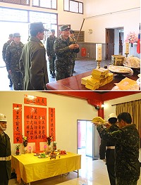 馬防部指揮官率幹部虔誠向中華民族列祖列宗上香敬祈,馬防部指揮官率幹部至軍人紀念園區緬懷先烈。(圖/文:闕碩彥)