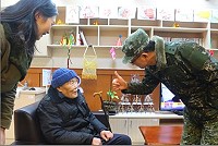 指揮官莫中將向宋伯伯拜年,祝福佳節愉快。(圖/文: 陳玉笈)