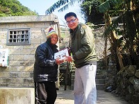 黃處長代表莒光守備大隊,致贈陳依蓮老先生春節禮盒。(圖/文:蔡奕儀)
