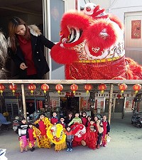 西莒傳統技藝協會醒獅隊8日初一穿梭各廟、村莊家戶拜年。(圖:西莒傳統技藝協會)