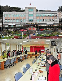 為悼念台南大地震罹難民眾,縣府昨依行政院決定,縣內各機關學校一律降半旗1天以示哀悼;縣長劉增應也在主管月報開始後請所有主官管起身為地震罹難者默哀1分鐘,場面莊嚴肅穆。(圖/文:曹重偉)