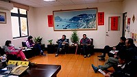 春、夏旅遊季即將到來,議長張永江、東引鄉長楊雲成與地方民代、村長研商東引海上交通航班因應計畫,期待吸引更多遊客來觀光。(圖:連江縣議會提供)