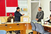 　縣府政風室辦理104年度公職人員財產申報資料公開抽籤實質審查及前後年度申報財產比對，昨天上午特利用主管月報召開前之公開場合，公開抽出13名公職人員辦理實質審查。（圖／文：曹重偉）