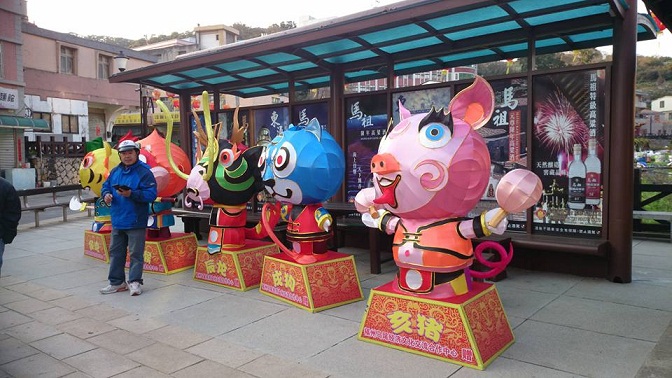 福州贈送馬祖花燈16日運到,山隴廟管會展開布置。(圖/陳其平)