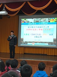 104學年度第2學期始業式,介壽國中小校長吳健忠對全校師生進行反霸凌反毒、品德教育宣導。(圖:介壽國中小提供)