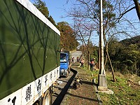 南竿鄉公所清潔隊進行馬港中央大道、淨水廠兩側櫻花大道進行路肩雜草清除暨環保局清潔隊執行儲水澳水庫西側雜草、蔓藤清理,提供遊客及軍民櫻花美景。(圖:吳嘉榮)