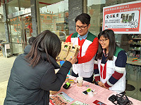 馬祖家扶中心昨與全國同步推出愛心義賣,為弱勢家庭孩子籌募開學金,義賣商品造型喇叭可直接與智慧手機連接播放,價格公道,果然吸引鄉親青睞,還有熱心媽媽一次就買3組。(圖/文:曹重偉)