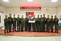 軍友社致贈薑糖,溫暖了官兵的心。(圖/文:陳玉笈)