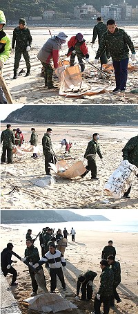 (上圖)軍民為共同生活的家園盡心力。(中圖)清運的腳步留跡在潔白的沙灘上。(下圖)官兵們淨灘的同時凝聚了向心力。(圖/文:陳智強)