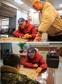 (上圖)觀棋不語真君子,伯伯們在一旁也看得起勁。(下圖)宋爺爺下棋時,每一步棋都那麼認真。(圖/文:陳又傑)