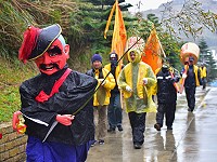 「保長公」在風雨中「清道」,為「白馬尊王」出巡遶境打頭陣。(圖/文:陳其敏)