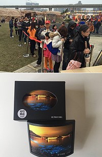 按讚打卡,馬祖「藍眼淚」精美紀念品大放送,台灣燈會期間馬祖燈區都有精美紀念品可拿喔!(圖:觀光局提供)
