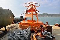 　東引海氣象資料浮標站失蹤斷訊，中央氣象局運送一組新的浮標到東引布放。（圖／文：陳其敏）