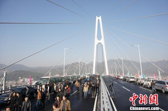 2014年1月1日,主跨680公尺,主塔高223公尺福州琅岐閩江大橋通車。(中新網資料圖片)