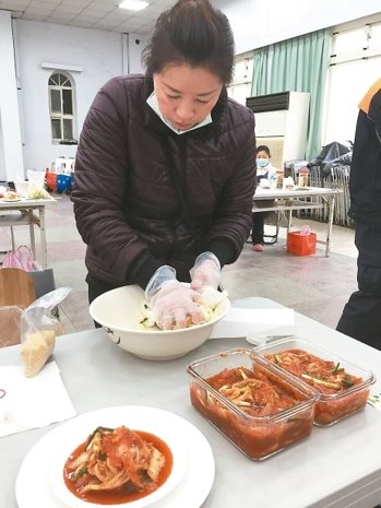 連江縣政府舉辦「馬祖地區冬季三寶泡菜比賽」,選手展現好手藝。 圖/傳動公司提供