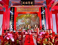 　東引「安寧廟」擺暝，敬備山珍海味牲禮祭神。（圖／文：陳其敏）