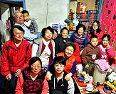 　東引鄉劉依祥老先生，子孫滿堂，開心歡度百歲生日。（圖／文：陳其敏）　