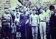 民國52年,先總統蔣公視察東引,與東引鄉親合影,劉依祥先生(右一)亦在其中。(圖/文:陳其敏)