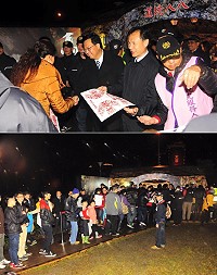 2月27日馬祖之夜,縣長劉增應和桃園市長鄭文燦連袂在八八坑道燈區前發送限量1000個馬祖特色風燈給現場民眾。(圖:觀光局提供)