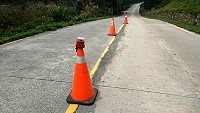 北竿道路坑洞多,公所委託廠商展開修補。(圖/文:陳鵬雄)