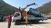 環保局執行北竿地區報廢車輛移置作業。(圖/文:陳鵬雄)