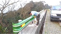 縣府引用新安全護欄,採防耐撞、反光鈕pv材質,圖為南竿梅石往上腰山方向的平坦路段右側。(圖:本報編輯部)