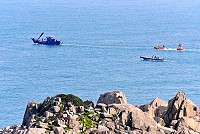 　東引海氣象資料浮標重新布放，緩緩從雙子礁附近海域通過。（圖／文：陳其敏）