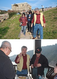 和平旅者小林豊在大浦聚落感受到一股歐洲風,充滿香氣的「麥蔥煎餅」他直誇好吃!(圖/文:林冰芳)