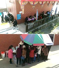 橋仔廟口的攤販生意興隆,阿婆黃金地瓜餃人氣最旺。(圖/文:陳鵬雄)