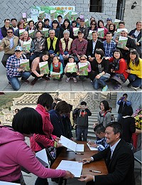 　《鏡澳芹壁》在芹壁村天后宮前廣場舉辦新書發表會，作者陳智仁為民眾領取的新書簽名。（圖／文：陳鵬雄）