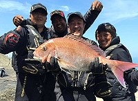 日本磯釣名人高橋哲也(圖右1)3日、4日再度登東引島,釣獲近11斤嘉臘及錄製東引海釣節目。(圖:朱澤宏提供、摘自東引安逸旅店臉書專頁)