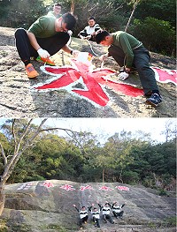 (上圖)弟兄們攀爬在岩壁上進行高難度刷漆。(下圖)作業完畢後弟兄們興奮地合影。(圖:陳玉笈/文:呂鎮宇)