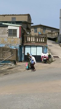 　北高步兵連一兵劉宗鑫協助老婆婆提重物過馬路並陪同回家。（圖／文：張岳文）