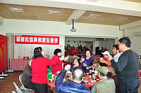 　鐵板社協舉辦長者共餐慶生餐會，長輩們齊聚一堂享用美味餐點。（圖／文：馮紹夫）