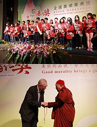 靈鷲山第6屆全國普仁獎頒獎典禮,東引國小楊慧茹代表連江縣接受表揚。(圖:靈鷲山慈善基金會提供)