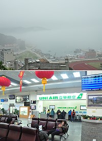 　濃霧影響，馬祖昨日空中對外交通全面中斷，約120人滯留；小三通白沙黃岐線也受霧影響停航。（圖／文：馮紹夫）