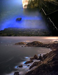 (上圖)東莒猛澳港內船梯7日出現微量「藍眼淚」。(下圖)北竿大澳山08據點下方礁石出現淚影。(圖:鄭智新、北竿藍眼淚粉絲團王台榮)