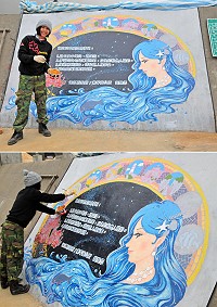 「藍眼淚」熱季即將來到,南竿鄉公所邀請在地美術才女董逸馨於澳口海堤上畫一幅意象畫,主要用意是提醒遊客觀賞「藍眼淚」的注意事項,不過董逸馨別出心裁,畫出一幅構圖精美、創意十足、內容豐富的超值壁畫,相信以後一定是旅客的臉書打卡熱點。(圖/文:曹重偉)