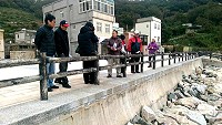 改善北竿后澳村海堤越浪問題,北竿各界邀工務局現勘解決方案。(圖/文:陳鵬雄)